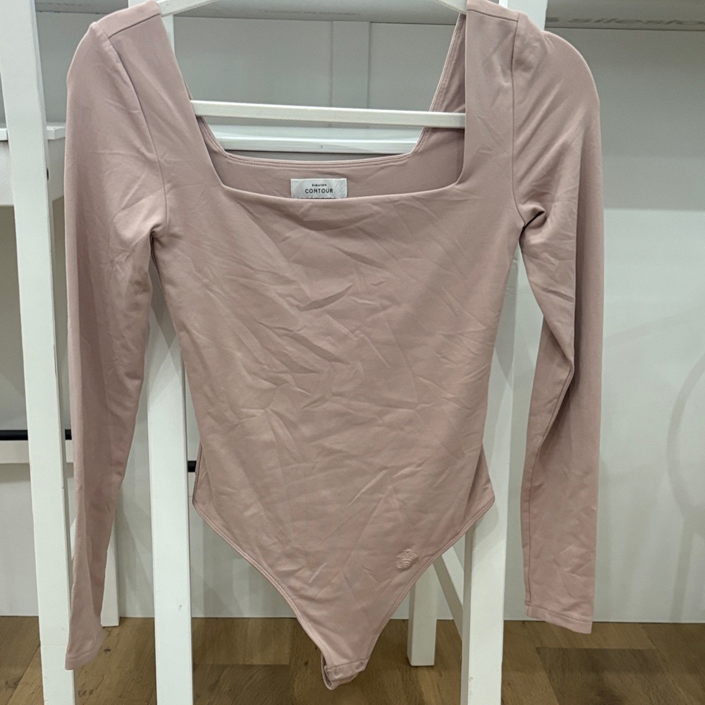 Aritzia Babaton Contour  size Small Square-Neck Long Sleeve Bodysuit in Blush